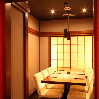 This is a private room for 6 people, but can accommodate up to 8 people.