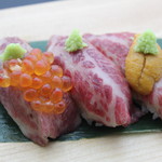 Dokusen sumibiyaki niku hitorijime - 炙り肉寿司三種盛合せ