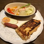 桜亭 - フレンチモーニング　温サラダが美味しい。
            懐かしさを感じるフレンチトースト