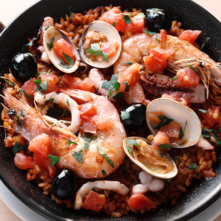“Paella” full of delicious seafood and fragrant “pan con tomate”
