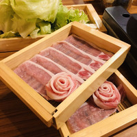 しゃぶしゃぶ・創作料理居酒屋 豚吟 栄店 - 豚肉と山盛りレタス