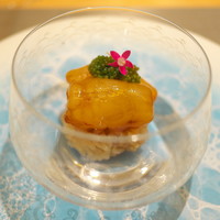 銀座 大石 - 鮨飯をバルサミコ酢で作って。上にはボタン海老。