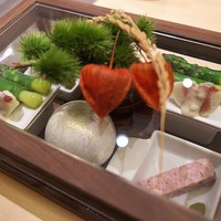 銀座 大石 - 八寸。ガラスのふたにほおづきや稲穂、栗をのせて秋らしく。中には時間をかけた手作りのパテ、イチヂク、アスパラ。キャロットラペ。