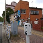 青島食堂 - 店前のパーキングメーター（200円/60分）