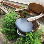 Youshoku Satou - 店前の朽ちた椅子は洋風だった