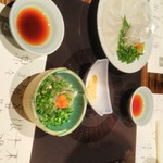 玄品 法善寺 総本店 ふぐ・うなぎ・かに料理 - てっさ＆付き出し（皮かな？）中央は、せんべい