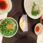 玄品 法善寺 総本店 ふぐ・うなぎ・かに料理 - てっさ＆付き出し（皮かな？）中央は、せんべい