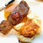 俺のフレンチ - 牛サーロインに添えられてるのはポテトグラタン
      クリームの量もちょうどよく相性バッチリ！