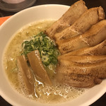 麺屋 やまひで - 追加した炙りチャーシューが残念クオリティ。麺の湯切りをもっとしっかりした方が良いと思いました。