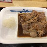 松屋 - カルビ焼肉には大根おろしが添えられバーベキューソースに焼肉のタレをたっぷりかけていただきます！