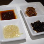 豊栄 - 4種の醬(豊栄醬、高菜醬、干し貝柱醬、生姜の醬)