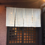 鳥田中 - 今日は白い薄手の暖簾です　清潔感があって素敵です