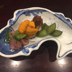 鳥田中 - 毎回驚くお通し　今日は紫頭巾と小川の雲丹を乗せた茄子のシギ焼き 丹波地鶏の茹でハツ さつま芋と京味噌の炊き合わせ