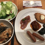 ROYAL Mirai Dining - 朝食ビュッフェ１６００円（税込み）。生野菜、牛すじ煮込み、うなぎご飯など。サーモンフライのタルタルソースが本格的です（╹◡╹）。一手間加えてあって好印象です（╹◡╹）