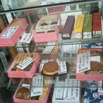 うさぎや - シ外にあったョーケースの中身…
            詰合せのギフトや羊羹､最中等もあります