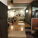 ドラゴンファイアー 皇寿麺 - オープンしたて、綺麗で清潔、明るい店内。