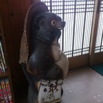 ひだのかみ - お店に入ると狸の置物が迎えてくれます！