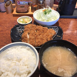 かつはな亭 - 料理写真:最初の味噌汁はトン汁