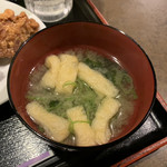 Akafudashuzou - ワンコインだけどワカメと油揚げが入ってる！