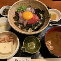 魚めし 竹亭 - 海鮮どんぶり 冷奴 赤出汁 小鉢 お新香 オレンジゼリー付き 1,000円 税込