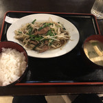 赤札酒蔵 - レバニラ炒め定食。ワンコイン！