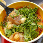 NORTHGATE MARKET - menudo5.99ドル。シラントロなど投入後、下からホルモン系を持ち上げてみました。