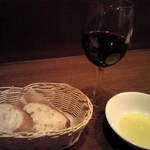 VAMOS kitchen - お通しのパンとグラス赤ワイン