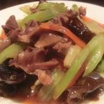 福建家庭料理 旬の香 - 「セロリと砂肝の炒め」：食感の面白さ、コク豊かな醤油味をセロリの清涼感のバランスは、まさに計画的犯行！