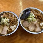 ケンちゃんラーメン - 左 小味濃油メンマ増し 右 大味濃油メンマ増し