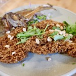 酒とタイ料理 ピッサヌローク - アイナメのふわふわ揚げと青マンゴーのソース（ヤムプラーフー）