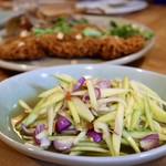 酒とタイ料理 ピッサヌローク - アイナメのふわふわ揚げと青マンゴーのソース（ヤムプラーフー）