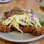 酒とタイ料理 ピッサヌローク - アイナメのふわふわ揚げと青マンゴーのソース（ヤムプラーフー）