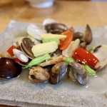 酒とタイ料理 ピッサヌローク - ハマグリのタイレモン蒸し（ホイヌンマナオ）