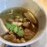 酒とタイ料理 ピッサヌローク - 牛スジと天然キノコのハーブスープ（トムヤムヌア）