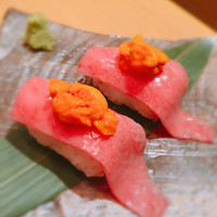 近江うし焼肉 にくTATSU 銀座店 - サーロイン炙り寿司〜雲丹添え〜 1100円