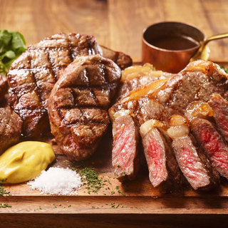 特注石窯で焼き上げる黒毛和牛や豚のグリル