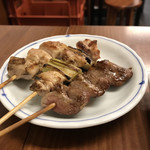 焼き鳥 かっぱ - 鳥串のハツ、ねぎま、もも。
                                美味し。