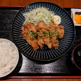 受歡迎的午餐包括炸雞、生魚片、薯條和蛋包飯。