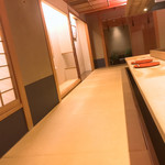 明日香 - カウンターと店内雰囲気