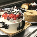 Pasutamanjare - ショートケーキ、紅茶のシフォン、レアチーズタルト、葉もれ日ロール、クラシックショコラ