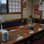 おとり - 店内（小上がりのテーブル席）