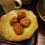 鳥九 - 焼酎のお湯割の南高梅です