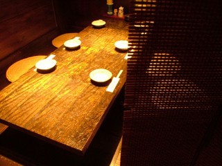 Gonogono Izayoi - 4、5名で集まるのにちょうどいい、半個室風のお席。照明もほどよく、落ち着いて語らうのにうってつけ。　