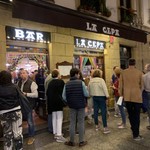 LA CEPA - 表まで人が溢れております