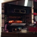 ロティサリーマシンで雛鶏が焼けています