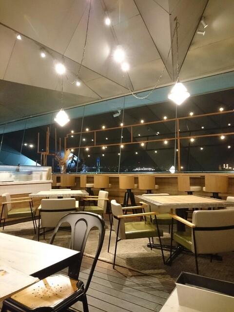 内観写真 : cafe&dining blue terminal - 日本大通り/カフェ | 食べログ