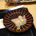 いけす円座 - 取り分けた活け作りの鯛