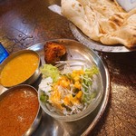 INDIAN RESTAURANT AHILYA - Bランチ(日替わりカレー2種類: チキンキーマ・ポークカレー、サラダ、タンドリーチキン、焼きたてナン)