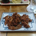 伊勢屋酒店 - 鶏皮唐揚げ。