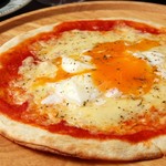 Dining&Bar Lucille - 半熟卵とベーコン(Pizza) 